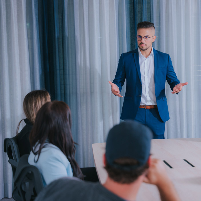 Ob Handel, Industrie oder Dienstleistung – wir bieten maßgeschneiderte Leistungen für jede Branche.